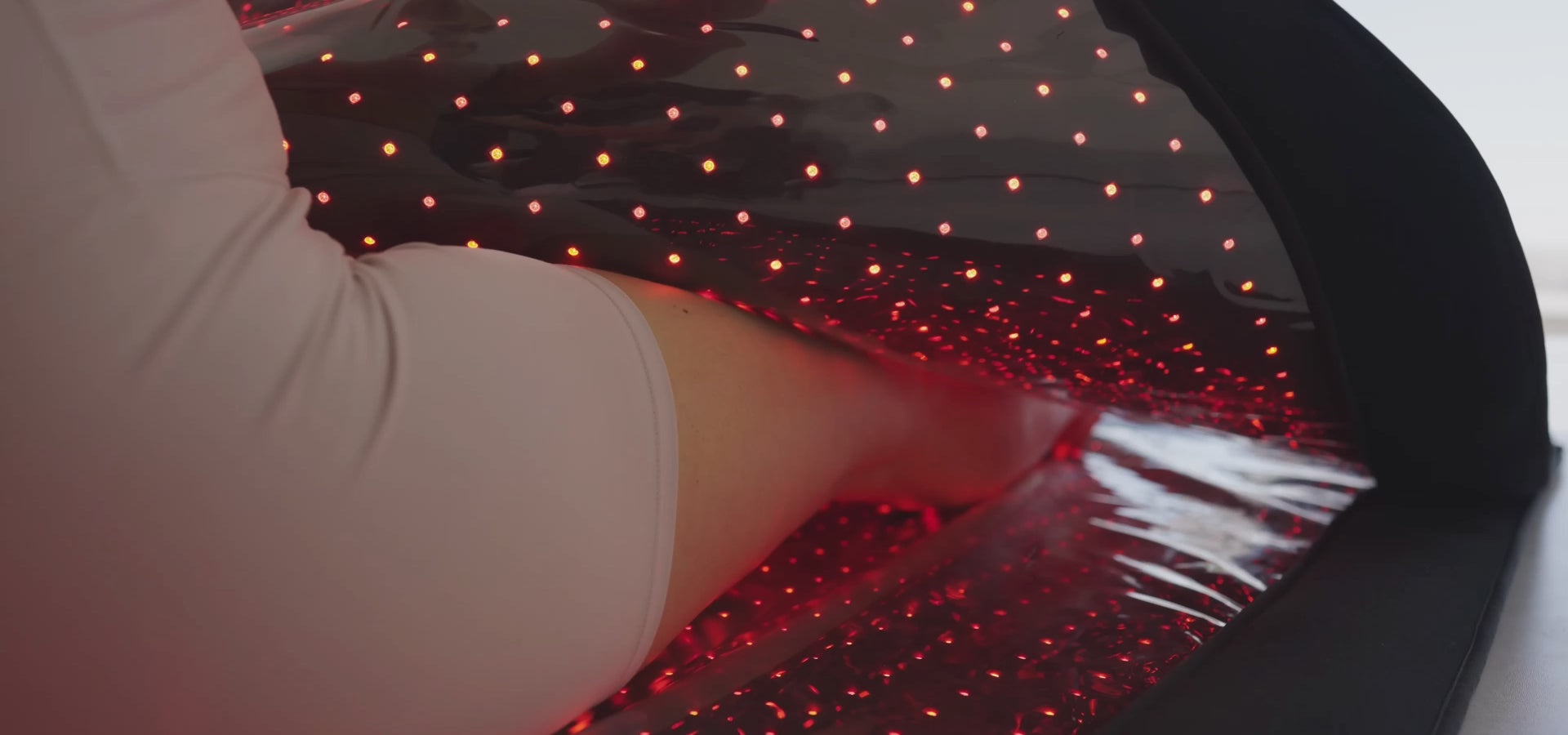 User lying in the Megelin full-body light therapy bag for a relaxing whole-body session